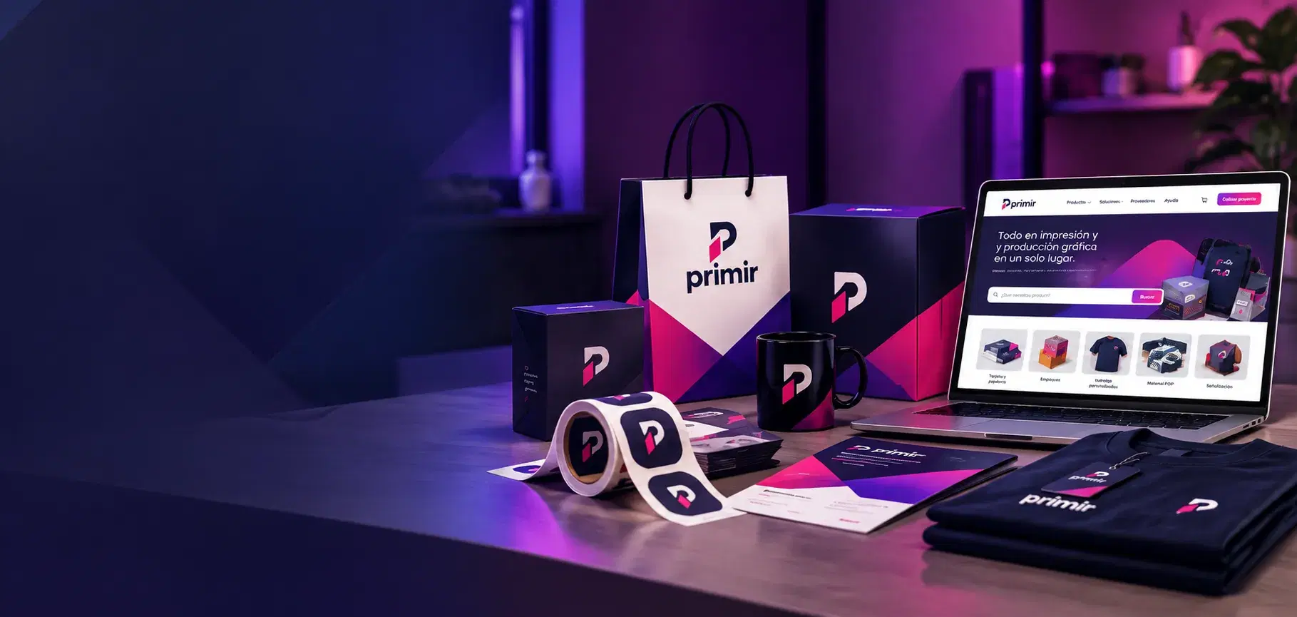 Productos personalizados de Primir junto a la plataforma en portátil y celular